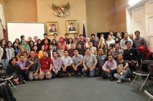 Foto bersama para alumni UI di Inggris, ruang Crutacala KBRI London