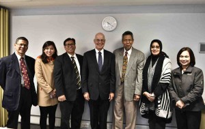 Foto bersama delegasi UI dengan Prof. Andrew Charlton,  Vice Chancellor of the University of Oxford.